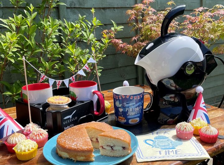 Afternoon tea set up. Cup cakes, sponge cake, with the Uccello Kettle, Muggi Cup Holder and Uccello Grip Mat