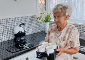 Margarete With her Uccello Kettle, Grip Mat and Muggi Cup Holder