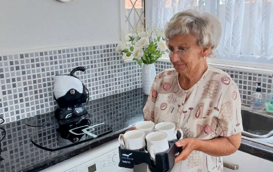 Margarete With her Uccello Kettle, Grip Mat and Muggi Cup Holder